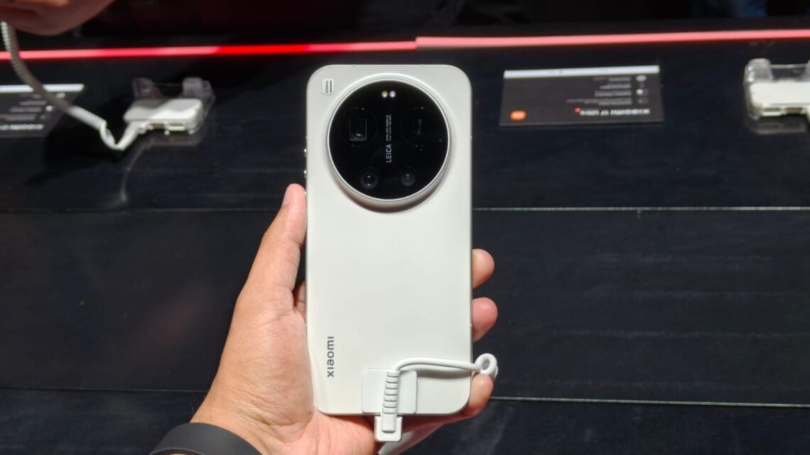 Xiaomi 17 Ultra Launched With 1-Inch LOFIC Camera and 200MP Leica Zoom